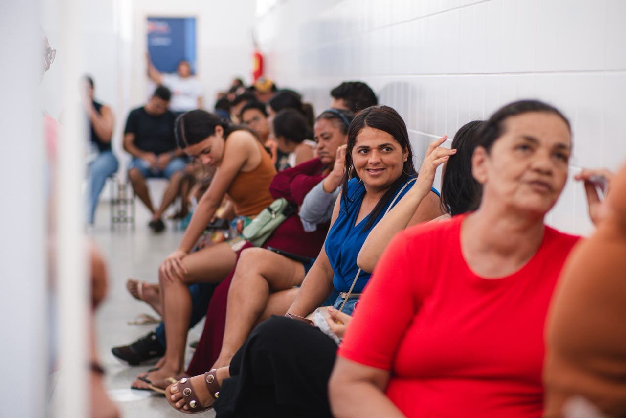 Pessoas aguardando atendimento